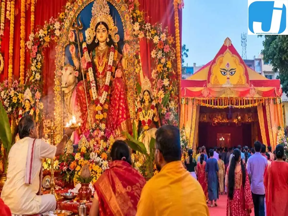 खपरैल के कमरे से शुरू हुई पूजा, आज भी कायम है मां दुर्गा में आस्था खपरैल के कमरे से शुरू हुई पूजा, आज भी कायम है मां दुर्गा में आस्था