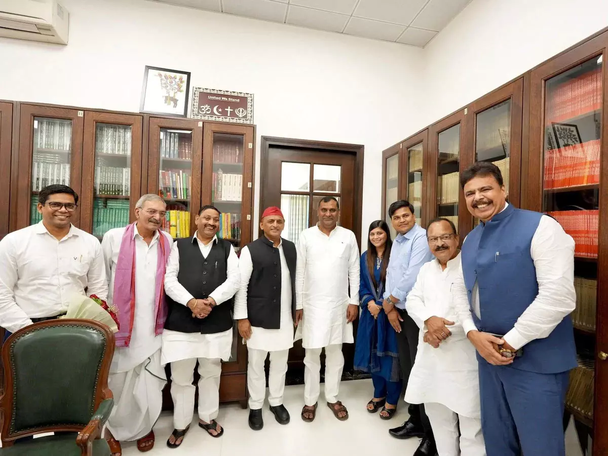 बरेली की राजनीति में हलचल, धर्मेंद्र कश्यप ने अखिलेश यादव से की मुलाकात बरेली की राजनीति में हलचल, धर्मेंद्र कश्यप ने अखिलेश यादव से की मुलाकात
