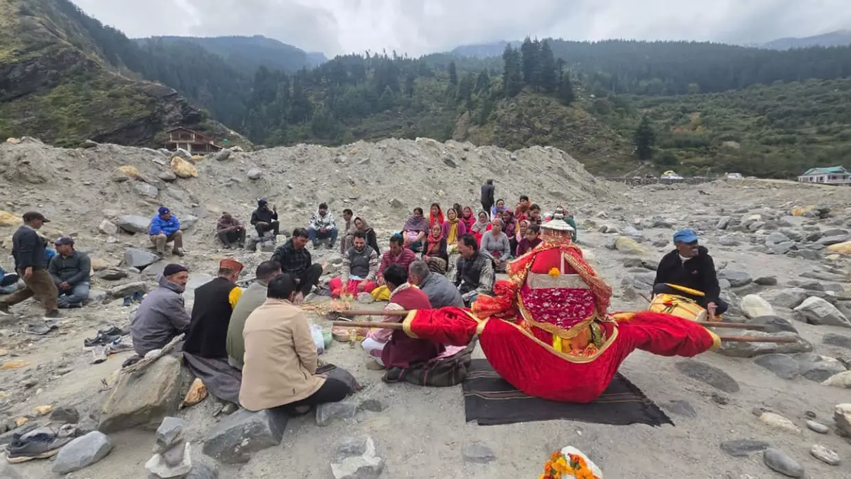 धराली आपदा में दबा मंदिर, ग्रामीणों ने शुरू किया काम धराली आपदा में दबा मंदिर, ग्रामीणों ने शुरू किया काम