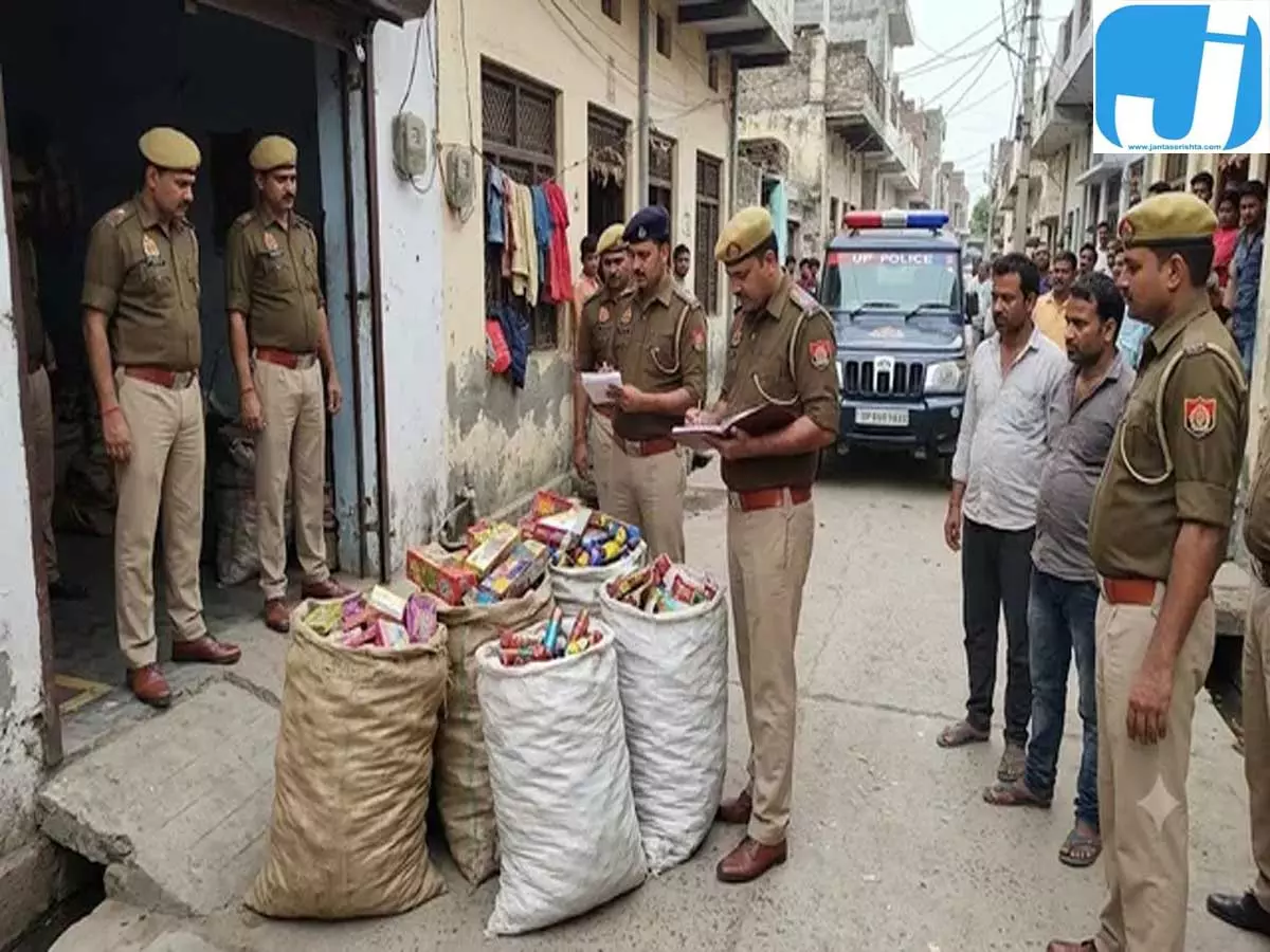 हापुड़ के आदर्श नगर में पटाखों का जखीरा बरामद, दो गिरफ्तार हापुड़ के आदर्श नगर में पटाखों का जखीरा बरामद, दो गिरफ्तार