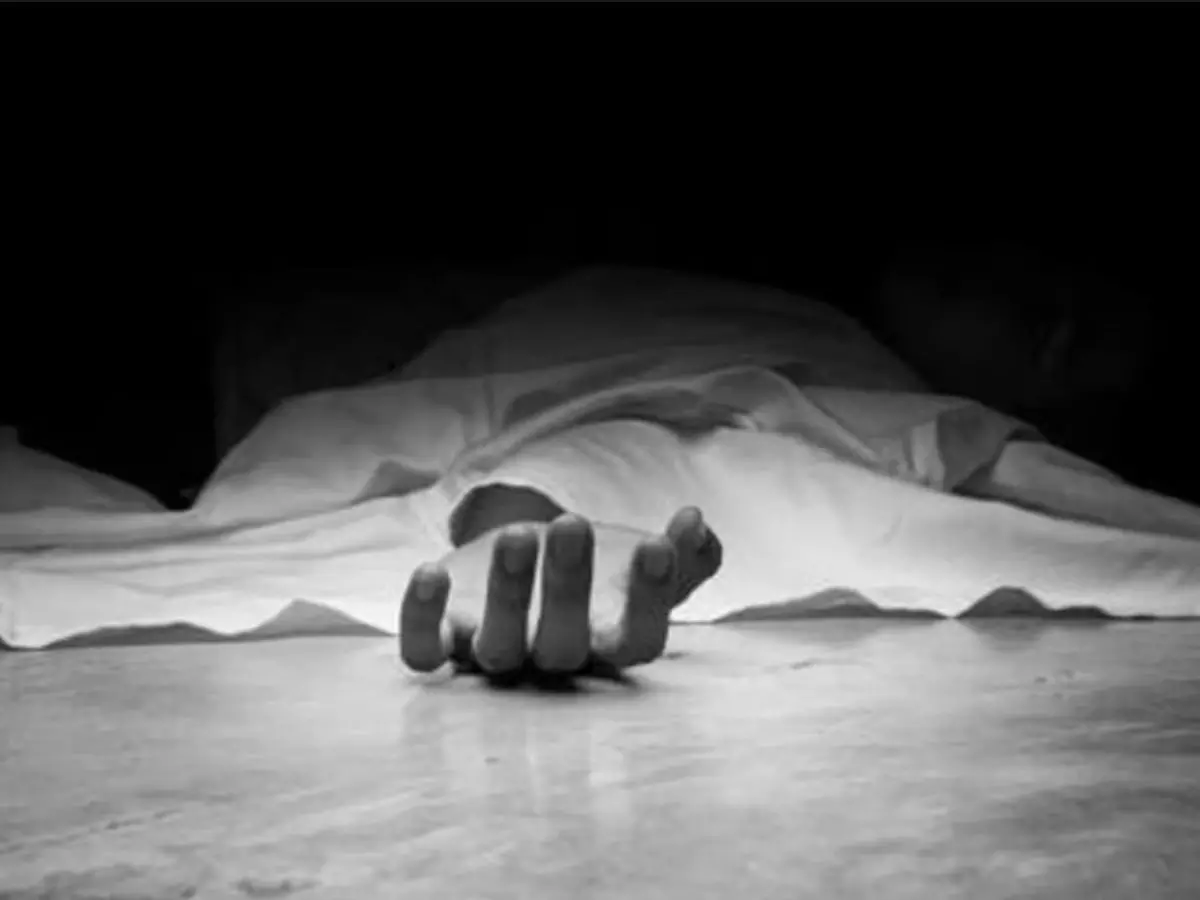 दुमका में नौवीं की आदिवासी छात्रा का शव झाड़ियों में मिला, हत्या की आशंका से आक्रोश दुमका में नौवीं की आदिवासी छात्रा का शव झाड़ियों में मिला, हत्या की आशंका से आक्रोश