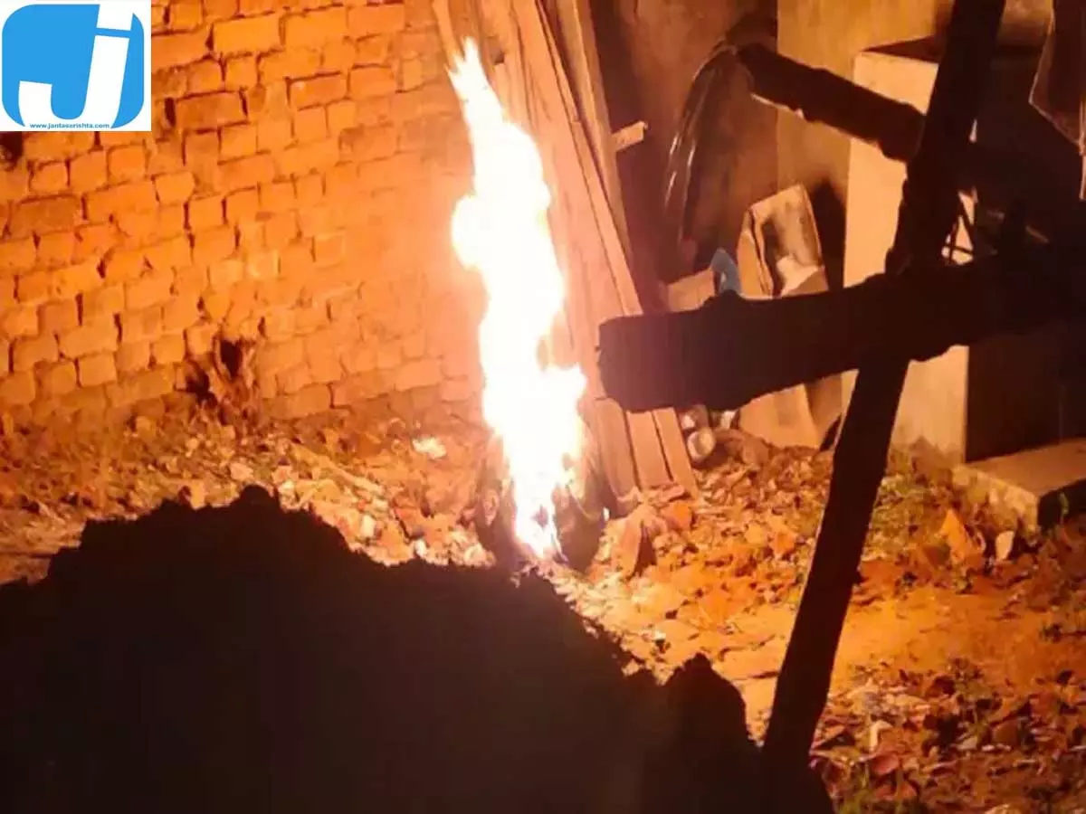 गैस सिलेंडर फटने से कच्चे मकान में हादसा, मासूम आग की चपेट में गैस सिलेंडर फटने से कच्चे मकान में हादसा, मासूम आग की चपेट में