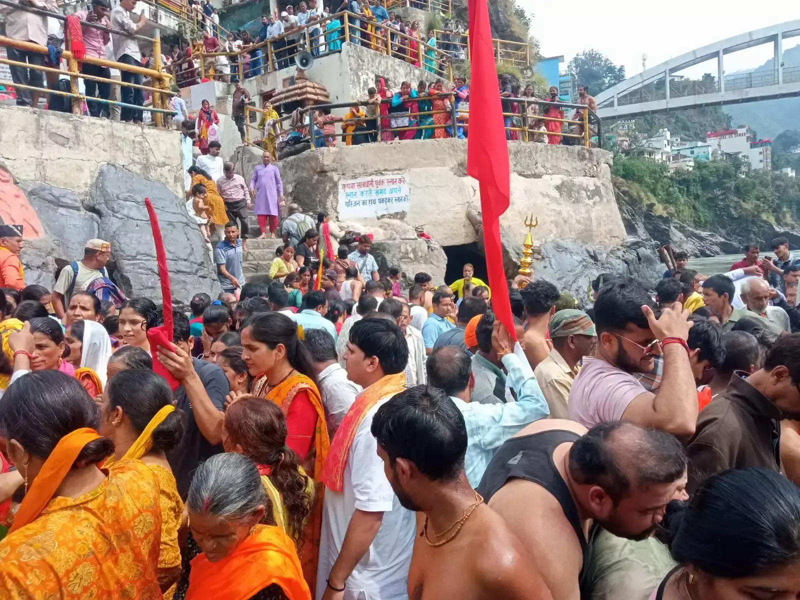 जिले के सिद्धपीठों में उमड़े श्रद्धालु, मां के जयकारों से गूंजे मंदिर जिले के सिद्धपीठों में उमड़े श्रद्धालु, मां के जयकारों से गूंजे मंदिर