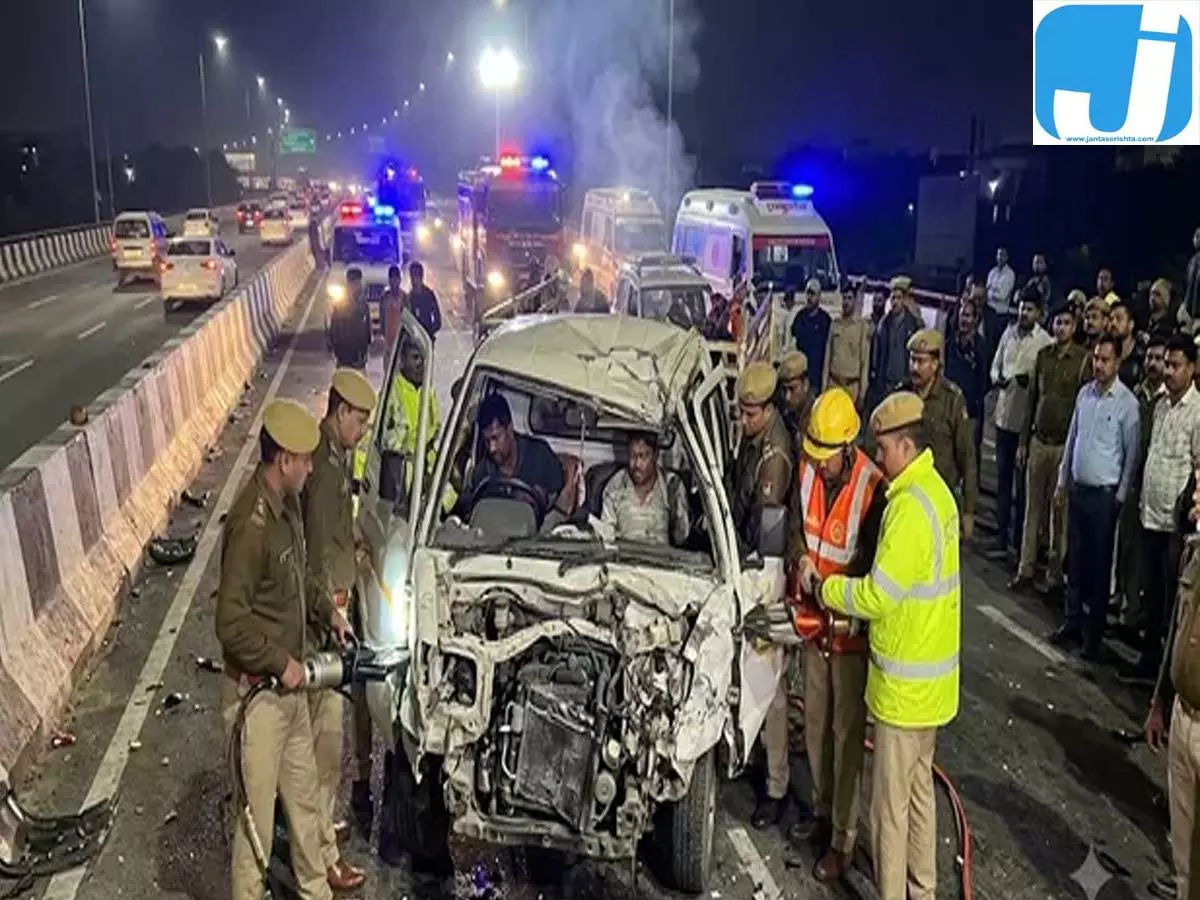 फ्लाईओवर पर टेंपो का एक्सीडेंट, केबिन में फंसे दो लोगों का रेस्क्यू फ्लाईओवर पर टेंपो का एक्सीडेंट, केबिन में फंसे दो लोगों का रेस्क्यू