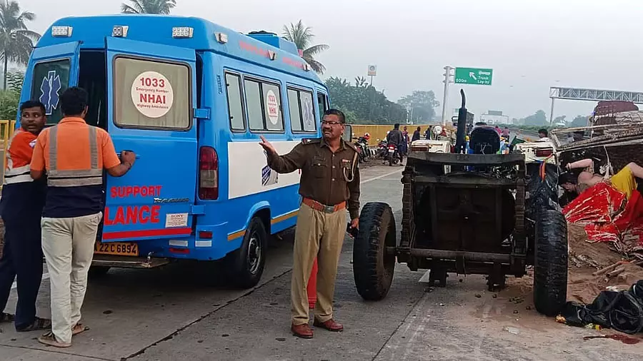 नेशनल हाईवे-48 पर लॉरी ने ट्रैक्टर को मारी टक्कर, तीन लोगों की मौत, नौ घायल नेशनल हाईवे-48 पर लॉरी ने ट्रैक्टर को मारी टक्कर, तीन लोगों की मौत, नौ घायल
