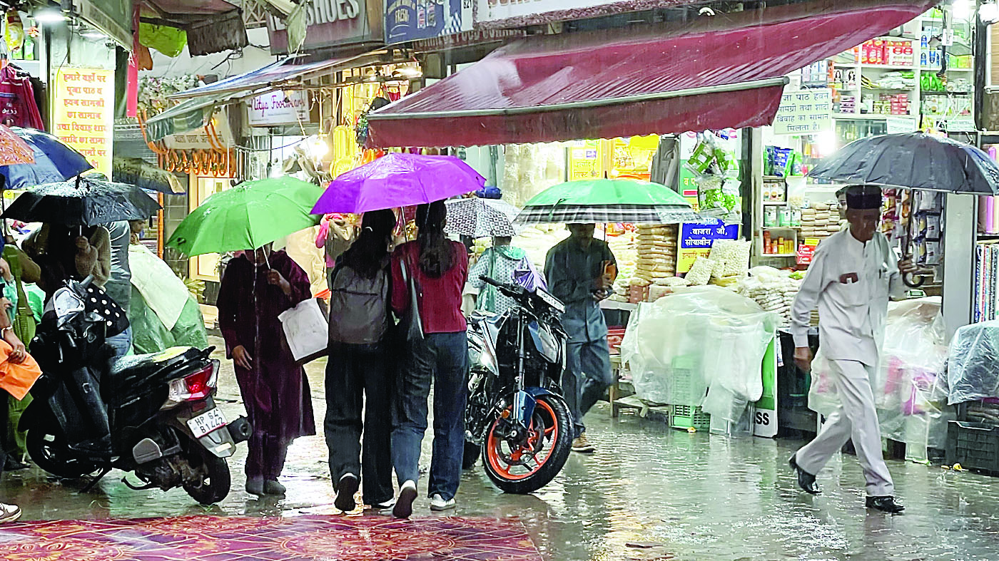 मंडी में बारिश से मौसम ने बदली करवट, लोगों को सताने लगी ठंड मंडी में बारिश से मौसम ने बदली करवट, लोगों को सताने लगी ठंड