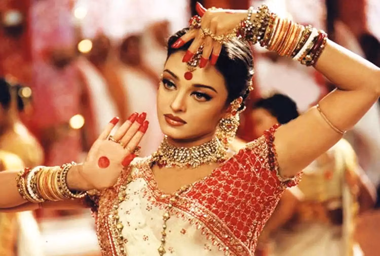भारी झुमकों ने ऐश्वर्या राय के कान किए जख्मी, शूटिंग नहीं रोकी भारी झुमकों ने ऐश्वर्या राय के कान किए जख्मी, शूटिंग नहीं रोकी