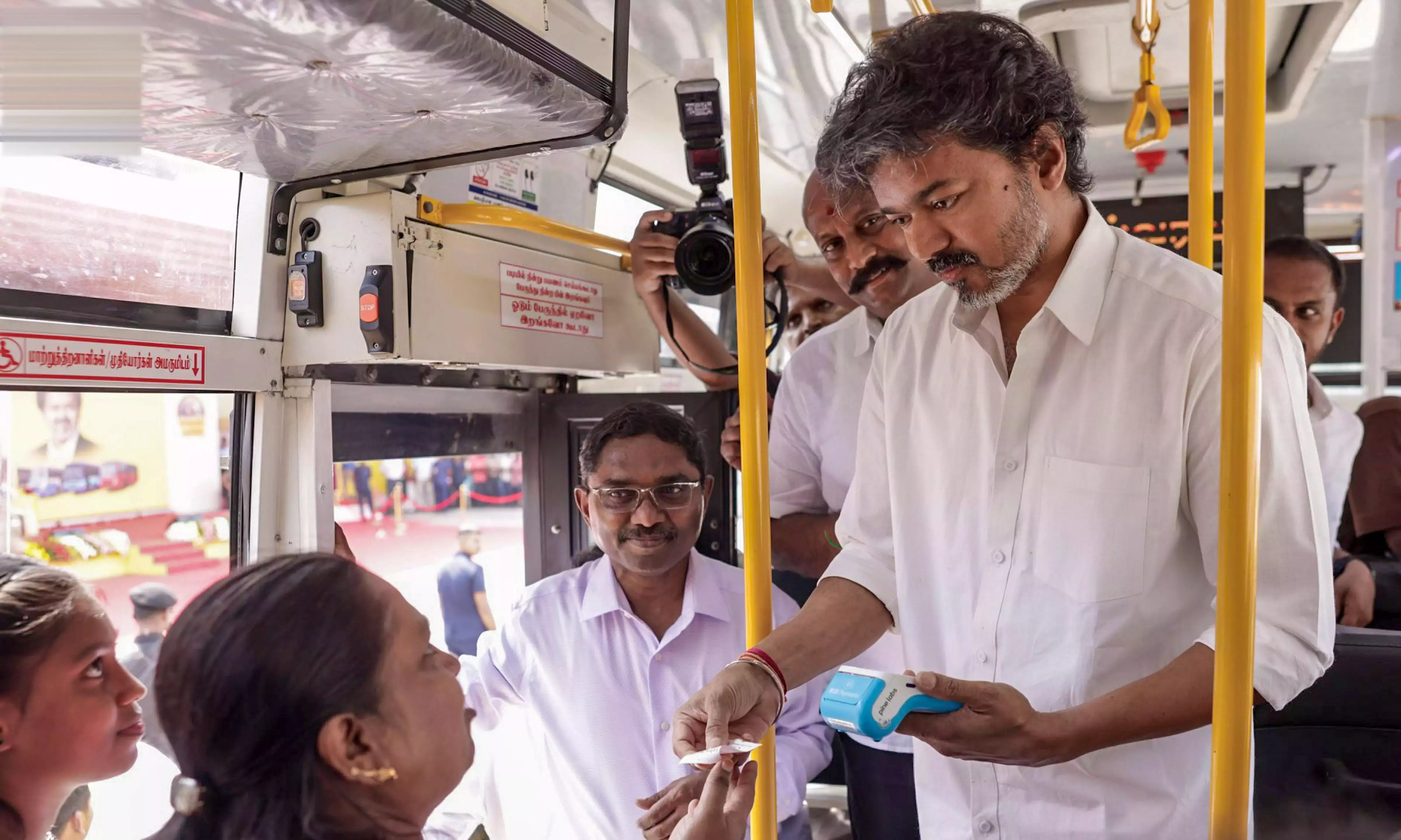 Tamil Nadu: विजय की और जीतें; पोलिंग बूथ पर करिश्मा का जादू बरकरार Tamil Nadu: विजय की और जीतें; पोलिंग बूथ पर करिश्मा का जादू बरकरार