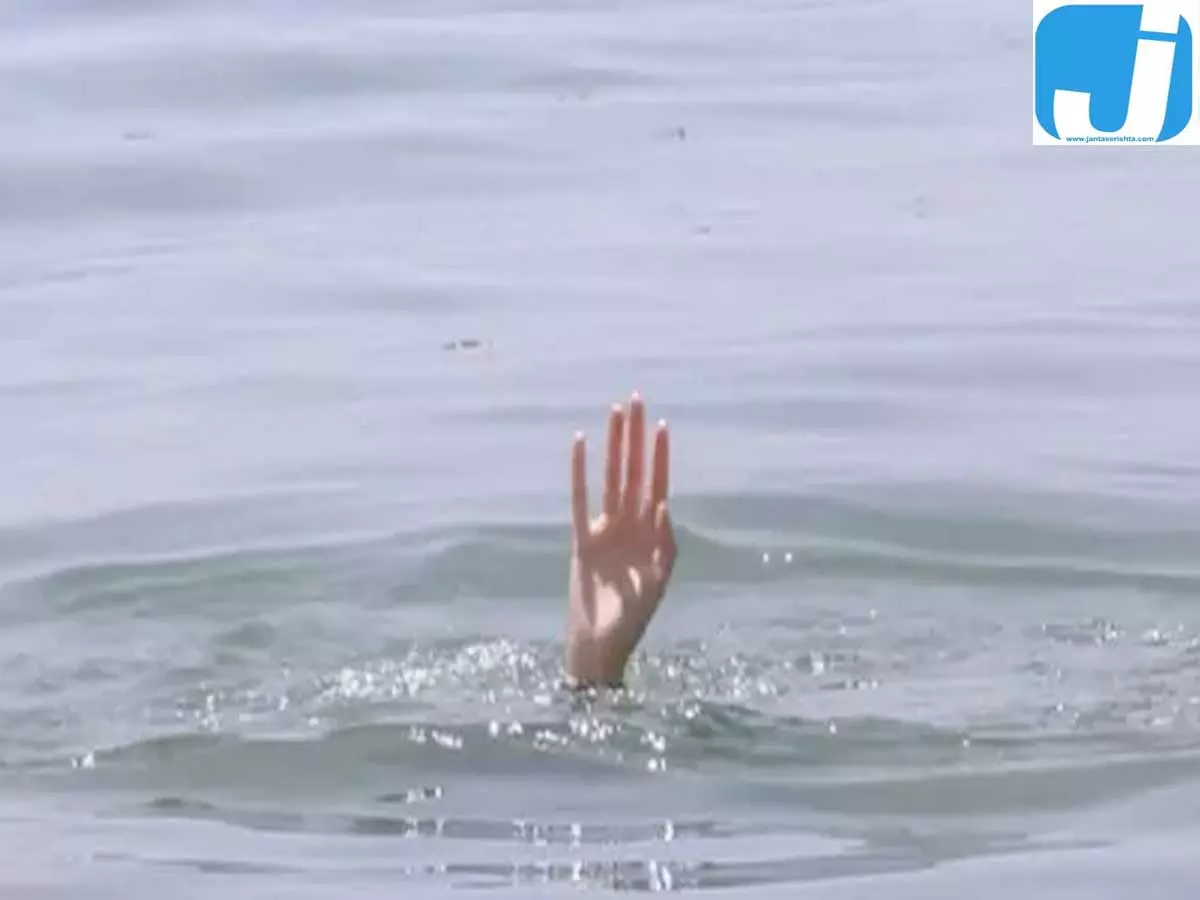 जम्मू में पति को बचाने उफनते नाले में उतरी महिला, तेज बहाव में लापता जम्मू में पति को बचाने उफनते नाले में उतरी महिला, तेज बहाव में लापता