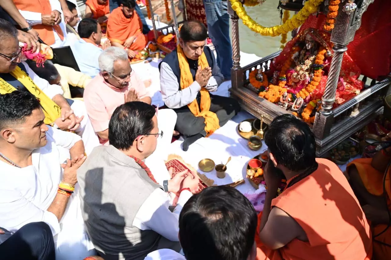 मुख्यमंत्री धामी ने माँ गंगा से की पीएम मोदी के स्वस्थ और दीर्घायु जीवन की कामना मुख्यमंत्री धामी ने माँ गंगा से की पीएम मोदी के स्वस्थ और दीर्घायु जीवन की कामना