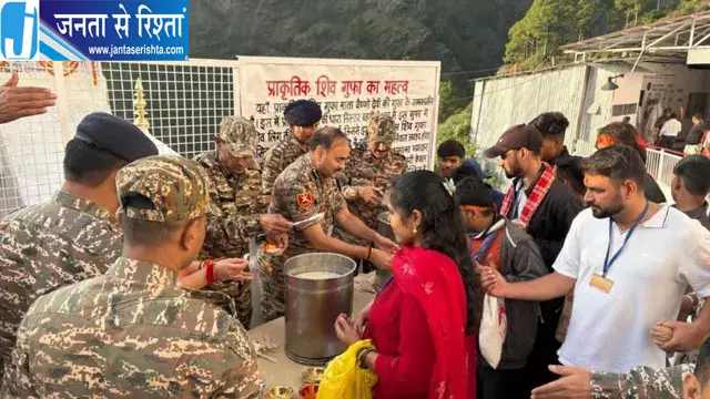मां वैष्णो देवी भवन में CRPF जवानों की अनोखी सेवा, भक्तों को बांट रहे प्रसाद मां वैष्णो देवी भवन में CRPF जवानों की अनोखी सेवा, भक्तों को बांट रहे प्रसाद