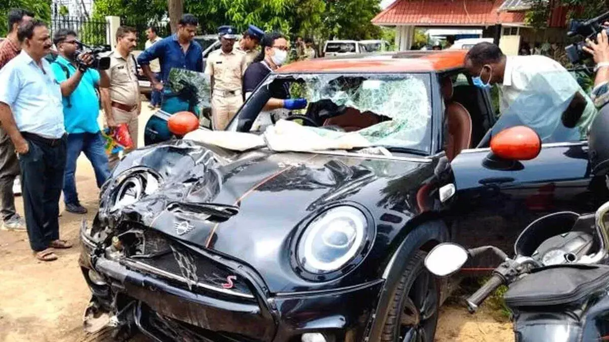 फ्लाइट में देरी से मिनी कूपर तक: सुहैल के हादसों से दोस्त हैरान फ्लाइट में देरी से मिनी कूपर तक: सुहैल के हादसों से दोस्त हैरान
