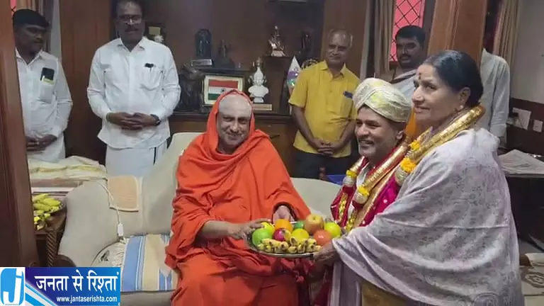 मां संग सुत्तुरु मठ पहुंचे प्रभु देवा, गुरु से लिया आशीर्वाद मां संग सुत्तुरु मठ पहुंचे प्रभु देवा, गुरु से लिया आशीर्वाद