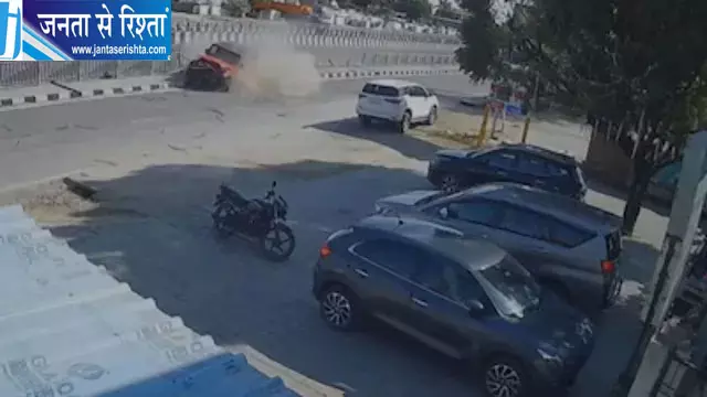 तेज रफ्तार थार ने तोड़ी सड़क की रेलिंग, बैरियर से टकराकर फंसी गाड़ी, CCTV में कैद हुआ हादसा तेज रफ्तार थार ने तोड़ी सड़क की रेलिंग, बैरियर से टकराकर फंसी गाड़ी, CCTV में कैद हुआ हादसा