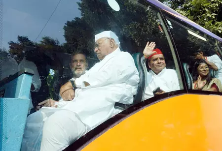 सीईसी ज्ञानेश कुमार के खिलाफ इंडिया ब्लॉक का सुप्रीम कोर्ट मार्च, राहुल-खड़गे समेत कई नेता शामिल सीईसी ज्ञानेश कुमार के खिलाफ इंडिया ब्लॉक का सुप्रीम कोर्ट मार्च, राहुल-खड़गे समेत कई नेता शामिल