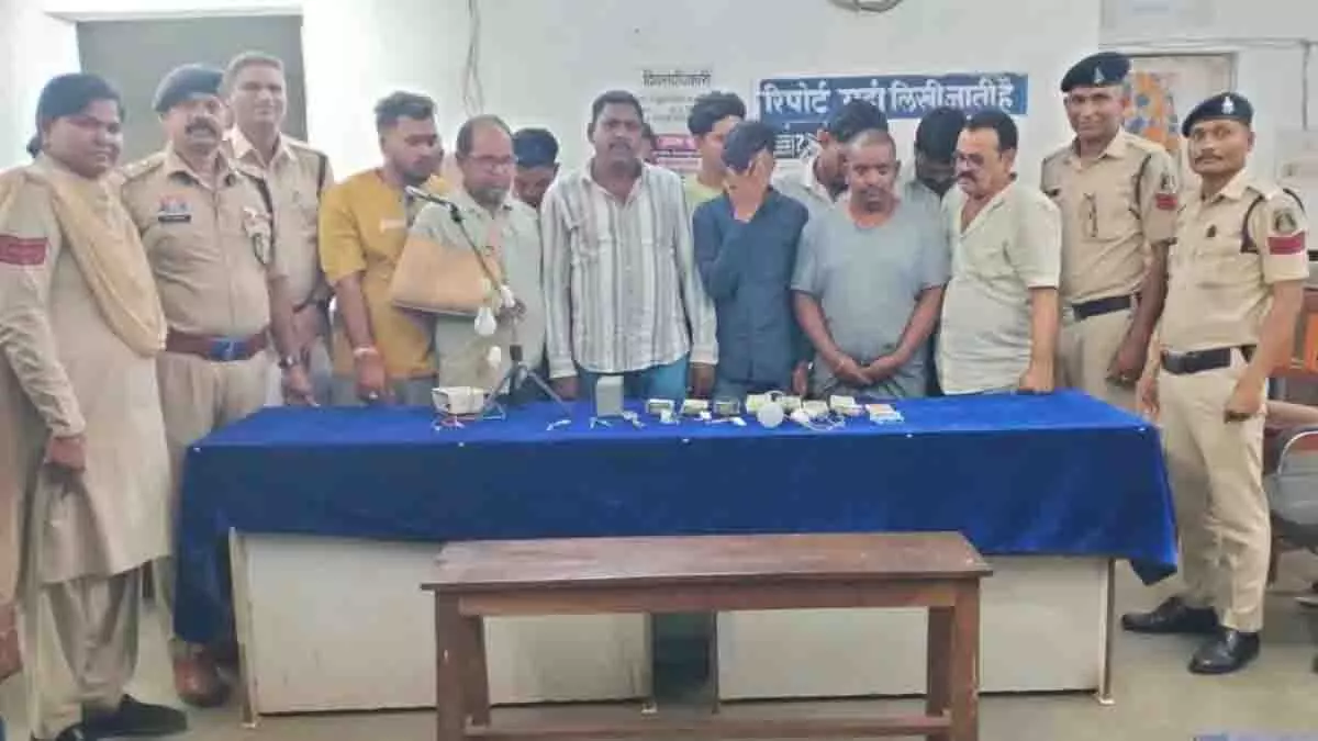 जंगल के अंदर चल रहा था जुए का बड़ा खेल, पुलिस ने दबिश देकर 13 को पकड़ा जंगल के अंदर चल रहा था जुए का बड़ा खेल, पुलिस ने दबिश देकर 13 को पकड़ा
