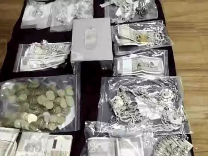 कभी स्कूल में था प्रिंसिपल, अब चोरी के आरोप में गिरफ्तार; गैंग का पुलिस ने खोला राज कभी स्कूल में था प्रिंसिपल, अब चोरी के आरोप में गिरफ्तार; गैंग का पुलिस ने खोला राज