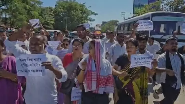 असम: बाढ़ पीड़ितों ने किया उग्र प्रदर्शन, पुलिस ने बीच रास्ते रोका मार्च असम: बाढ़ पीड़ितों ने किया उग्र प्रदर्शन, पुलिस ने बीच रास्ते रोका मार्च