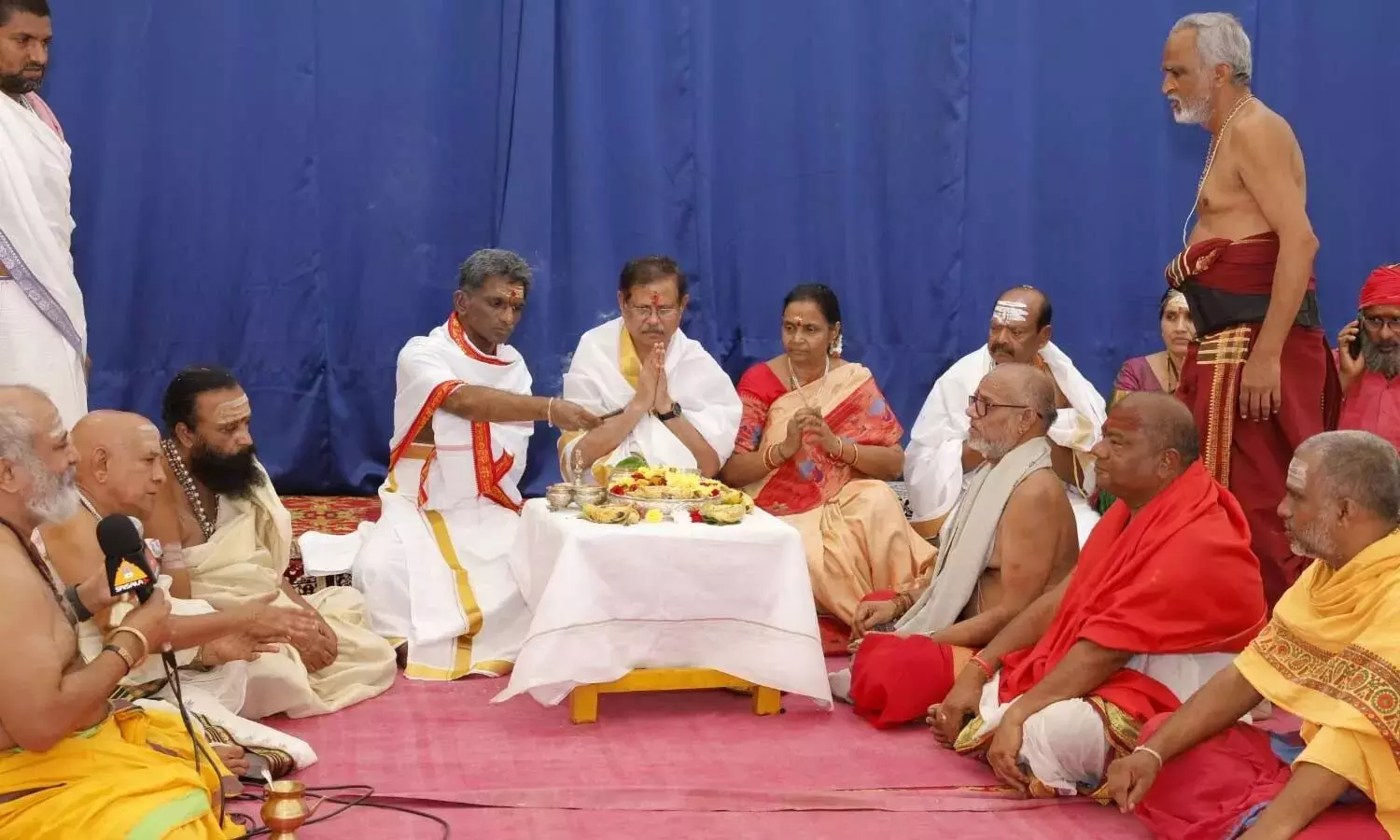 Andhra: श्रीशैलम मंदिर में पारंपरिक अनुष्ठानों के साथ श्री देवी शरणनवरात्रि उत्सव शुरू हुआ Andhra: श्रीशैलम मंदिर में पारंपरिक अनुष्ठानों के साथ श्री देवी शरणनवरात्रि उत्सव शुरू हुआ