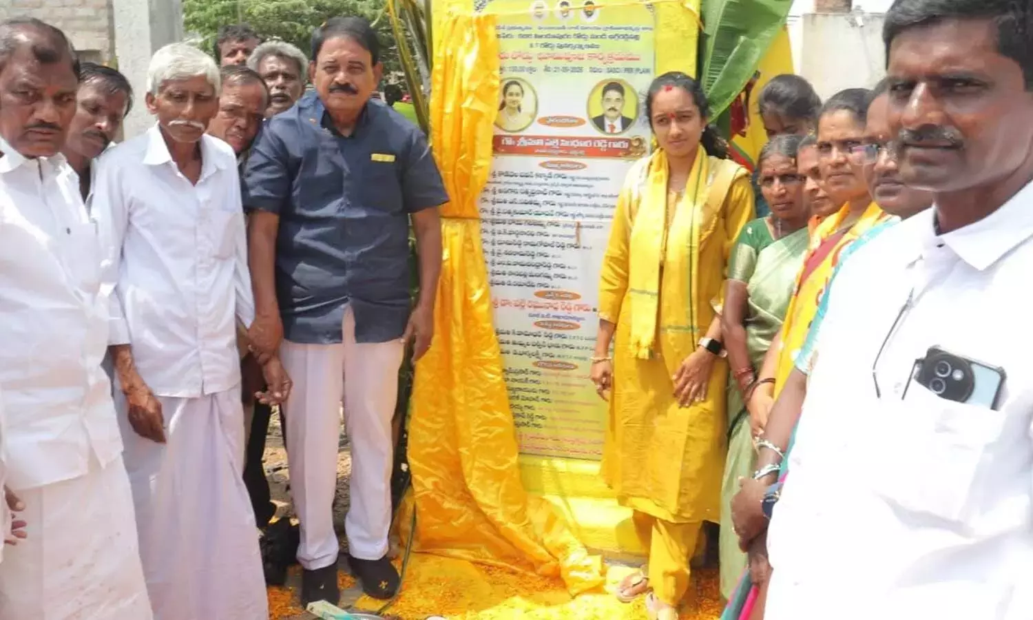 Andhra: विधायक सिंधुरा ने ओडी चेरुवु मंडल का दौरा किया Andhra: विधायक सिंधुरा ने ओडी चेरुवु मंडल का दौरा किया