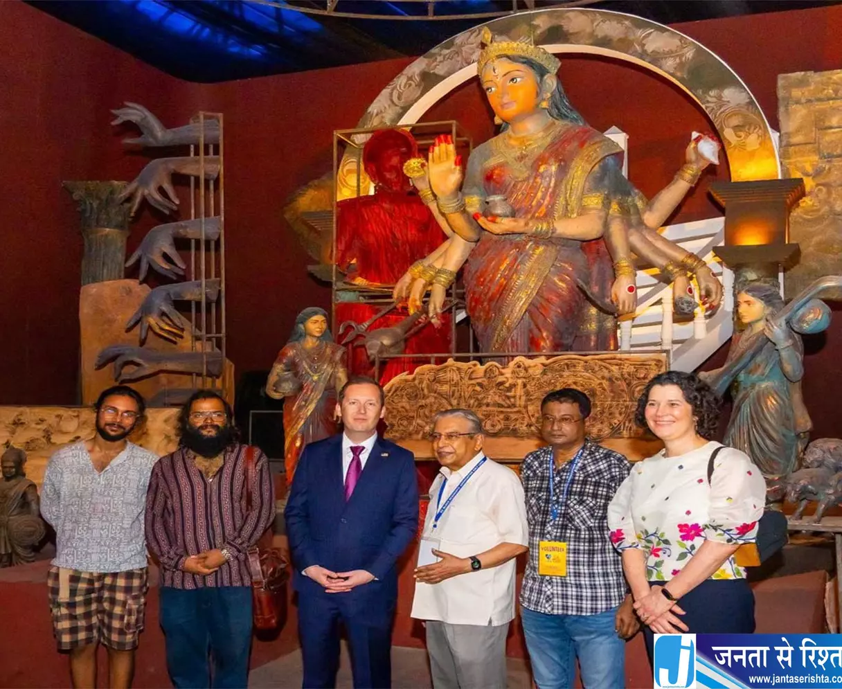 कोलकाता में दुर्गा पूजा के रंग में रंगे अमेरिकी राजदूत सर्जियो गोर कोलकाता में दुर्गा पूजा के रंग में रंगे अमेरिकी राजदूत सर्जियो गोर