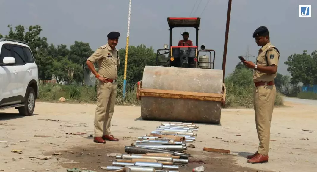 कांकेर में पुलिस का बड़ा एक्शन, 75 से ज्यादा मॉडिफाइड साइलेंसरों पर चला रोलर कांकेर में पुलिस का बड़ा एक्शन, 75 से ज्यादा मॉडिफाइड साइलेंसरों पर चला रोलर