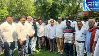पुलिस से बचने को रात में निकले कांग्रेसी, दिल्ली में किया प्रदर्शन पुलिस से बचने को रात में निकले कांग्रेसी, दिल्ली में किया प्रदर्शन
