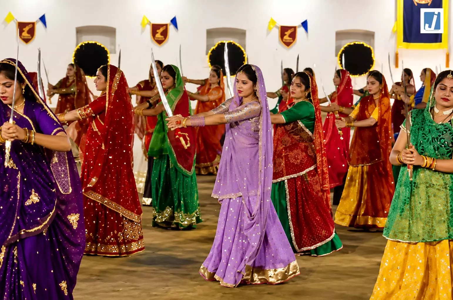 शाही परिवार ने किया तलवार रास का आयोजन, दिखी गुजरात की सांस्कृतिक विरासत शाही परिवार ने किया तलवार रास का आयोजन, दिखी गुजरात की सांस्कृतिक विरासत