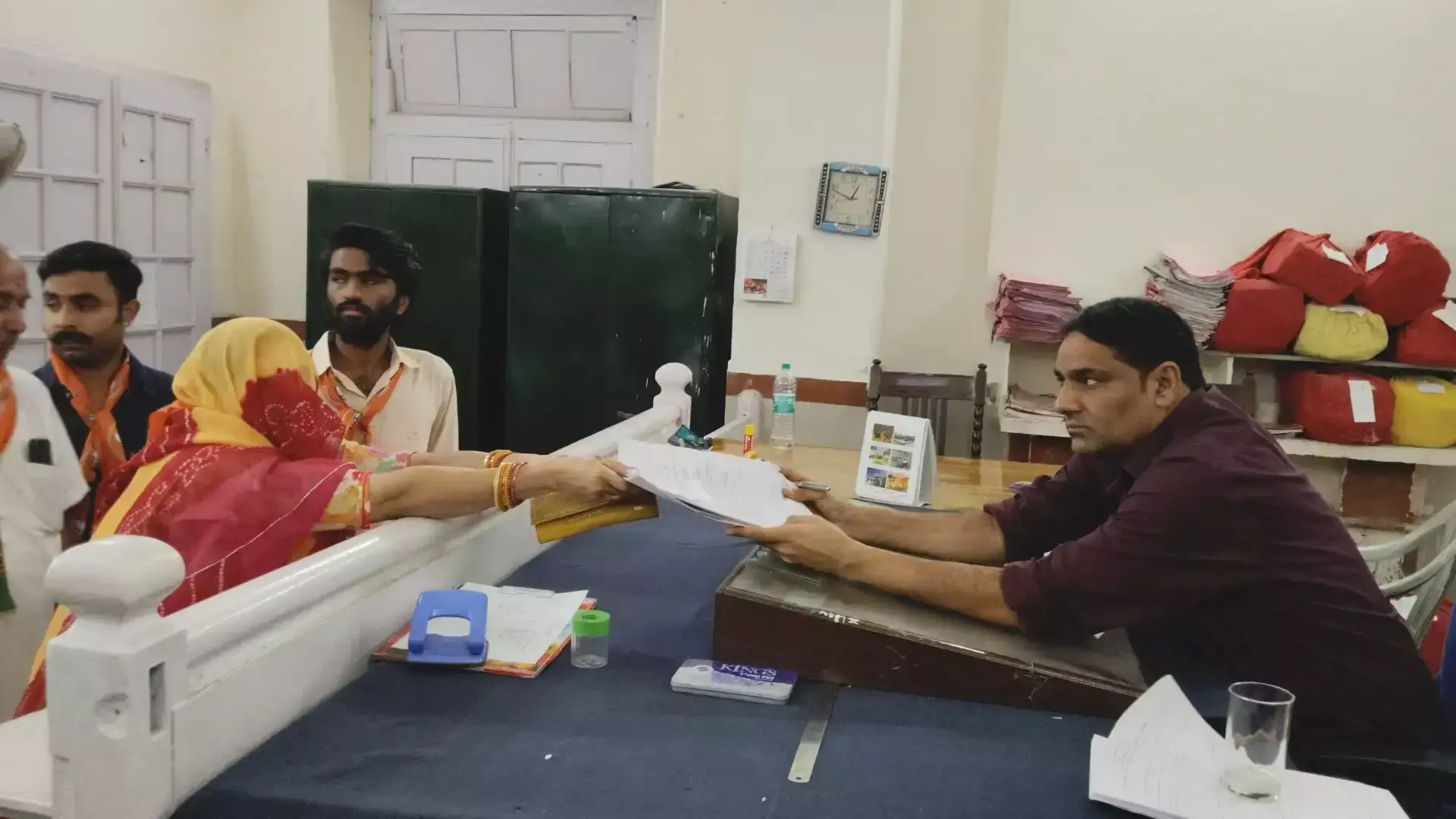 नामांकन केंद्र पर दिखा अनोखा नजारा, घूंघट में पहुंचीं महिला दावेदार