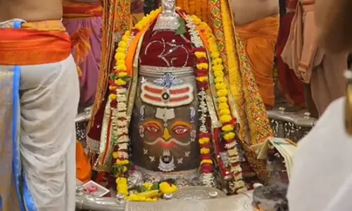 बाबा महाकाल का राजा स्वरूप में भव्य शृंगार, भस्म आरती में बड़ी संख्या में शामिल हुए श्रद्धालु