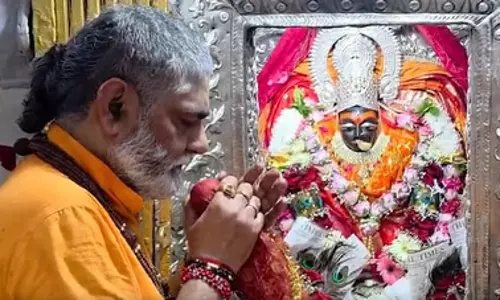 शारदीय नवरात्र के तीसरे दिन मां चंद्रघंटा की पूजा-अर्चना करने के लिए मंदिरों में श्रद्धालुओं का तांता