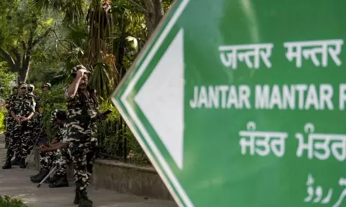 महिला प्रदर्शनकारियों से कथित दुर्व्यवहार, CRPF अधिकारी पहुंचे NCW-NHRC