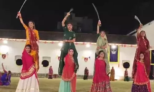 हाथों में तलवार, कदमों में ताल…नवरात्र में महिलाओं ने किया पारंपरिक तलवार रास