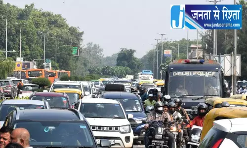 विरोध प्रदर्शन और पुलिस बैरिकेड्स से दिल्ली में ट्रैफिक जाम विरोध प्रदर्शन और पुलिस बैरिकेड्स से दिल्ली में ट्रैफिक जाम