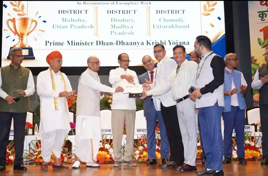 चमोली जिले ने उत्कृष्ट कार्यों के लिए हासिल किया सम्मान चमोली जिले ने उत्कृष्ट कार्यों के लिए हासिल किया सम्मान