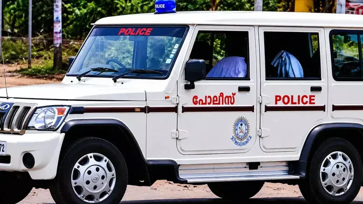 SFI कार्यकर्ताओं से मारपीट करना पड़ा भारी, पुलिस अधिकारी निलंबित SFI कार्यकर्ताओं से मारपीट करना पड़ा भारी, पुलिस अधिकारी निलंबित