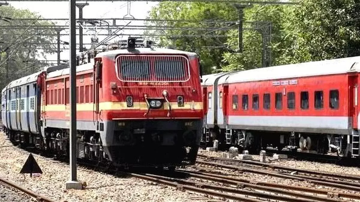 ट्रैक के रखरखाव के कारण आज ट्रेनें देरी से चलेंगी ट्रैक के रखरखाव के कारण आज ट्रेनें देरी से चलेंगी