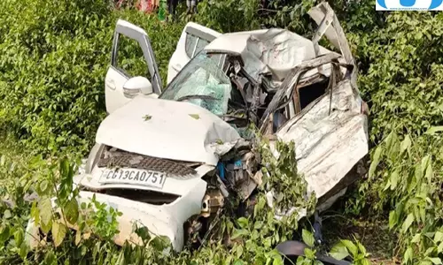 हाटगम्हारिया में कार और ट्रेलर की भीषण टक्कर, तीन की मौके पर मौत हाटगम्हारिया में कार और ट्रेलर की भीषण टक्कर, तीन की मौके पर मौत