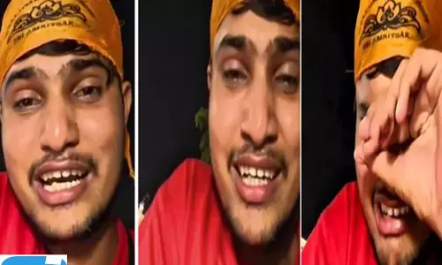 गोल्डन टेंपल में व्लॉगर ने लगाया बदसलूकी का आरोप, वीडियो में रोते हुए बताया अपना अनुभव गोल्डन टेंपल में व्लॉगर ने लगाया बदसलूकी का आरोप, वीडियो में रोते हुए बताया अपना अनुभव