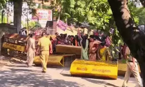 CG NEWS: कांग्रेस भवन में घुसीं भाजपा नेत्रियां, जमकर हंगामा CG NEWS: कांग्रेस भवन में घुसीं भाजपा नेत्रियां, जमकर हंगामा