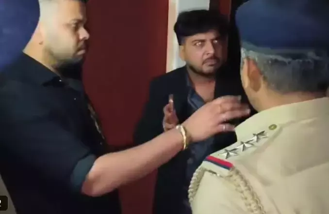 बेंगलुरु के पब में मारपीट के मामले में AP के IAS अधिकारी विकास मरमत के खिलाफ केस दर्ज बेंगलुरु के पब में मारपीट के मामले में AP के IAS अधिकारी विकास मरमत के खिलाफ केस दर्ज