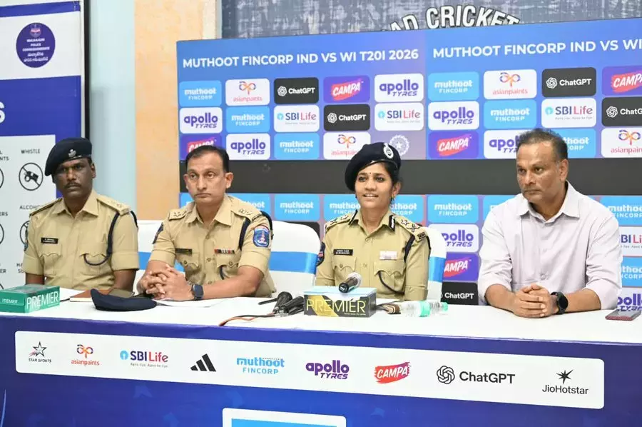 उप्पल में तनावपूर्ण टकराव के लिए 2,200 पुलिसकर्मी, 408 CCTV और ड्रोन तैनात किए गए उप्पल में तनावपूर्ण टकराव के लिए 2,200 पुलिसकर्मी, 408 CCTV और ड्रोन तैनात किए गए