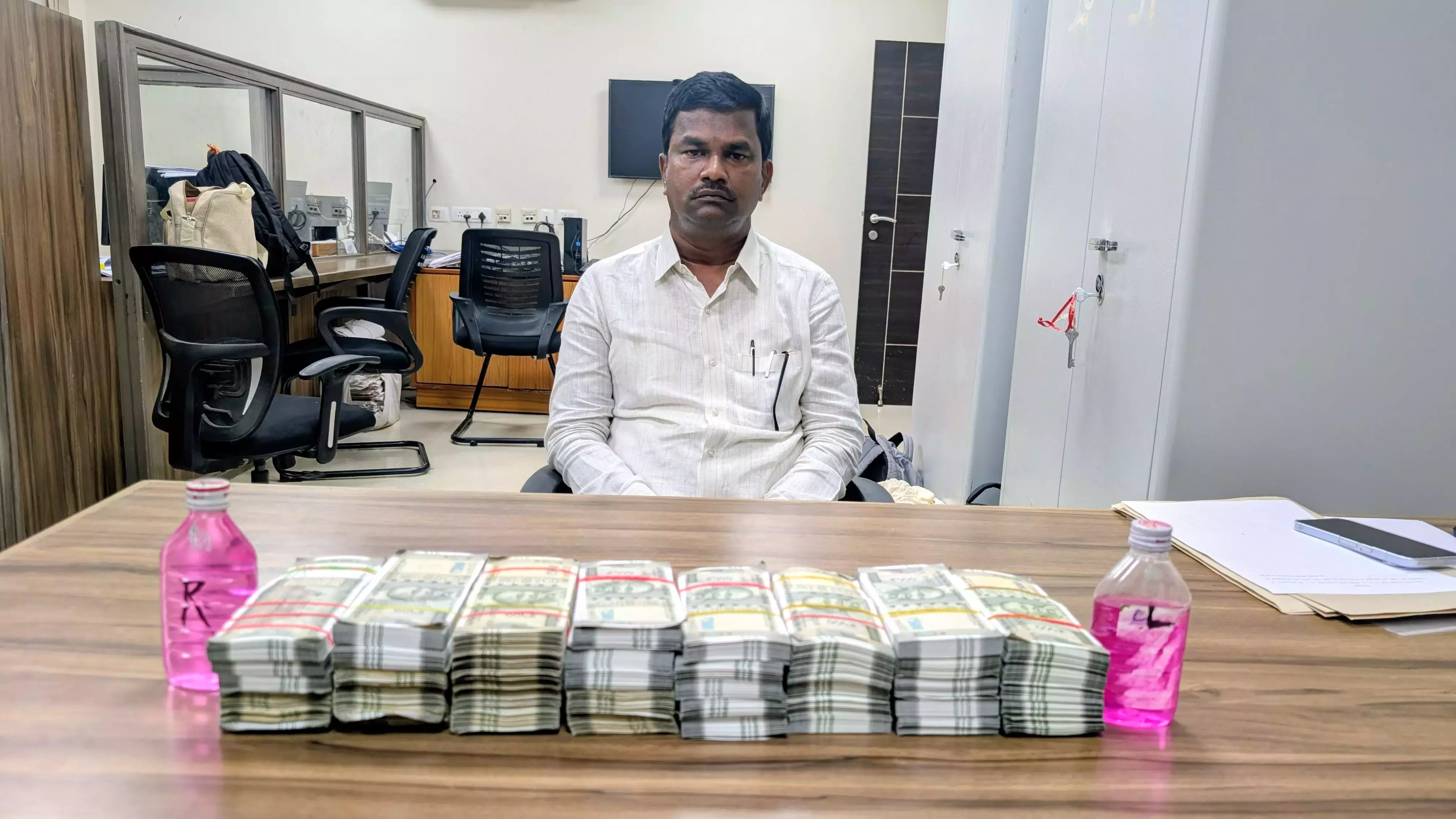 हैदराबाद ACB ने 20 लाख रुपये की कथित रिश्वत के मामले में सर्वेयर और तहसीलदार को गिरफ़्तार किया हैदराबाद ACB ने 20 लाख रुपये की कथित रिश्वत के मामले में सर्वेयर और तहसीलदार को गिरफ़्तार किया