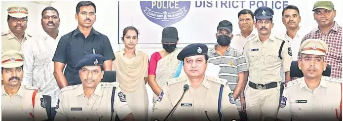 कामारेड्डी में बुजुर्ग महिला की हत्या के मामले में एक जोड़ा गिरफ्तार; सोना ज़ब्त कामारेड्डी में बुजुर्ग महिला की हत्या के मामले में एक जोड़ा गिरफ्तार; सोना ज़ब्त