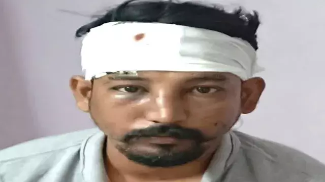 बाइक को टक्कर मारकर कार में बैठाया, शोरूम संचालक ने किया विरोध