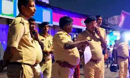 मंदिर के पास कचरे के ढेर में बोरे में मिला मांस, गुस्साए लोगों ने किया विरोध प्रदर्शन मंदिर के पास कचरे के ढेर में बोरे में मिला मांस, गुस्साए लोगों ने किया विरोध प्रदर्शन