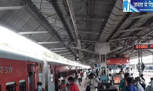प्रयागराज में दर्दनाक हादसा, ट्रेन से कटे कुली के पैर प्रयागराज में दर्दनाक हादसा, ट्रेन से कटे कुली के पैर
