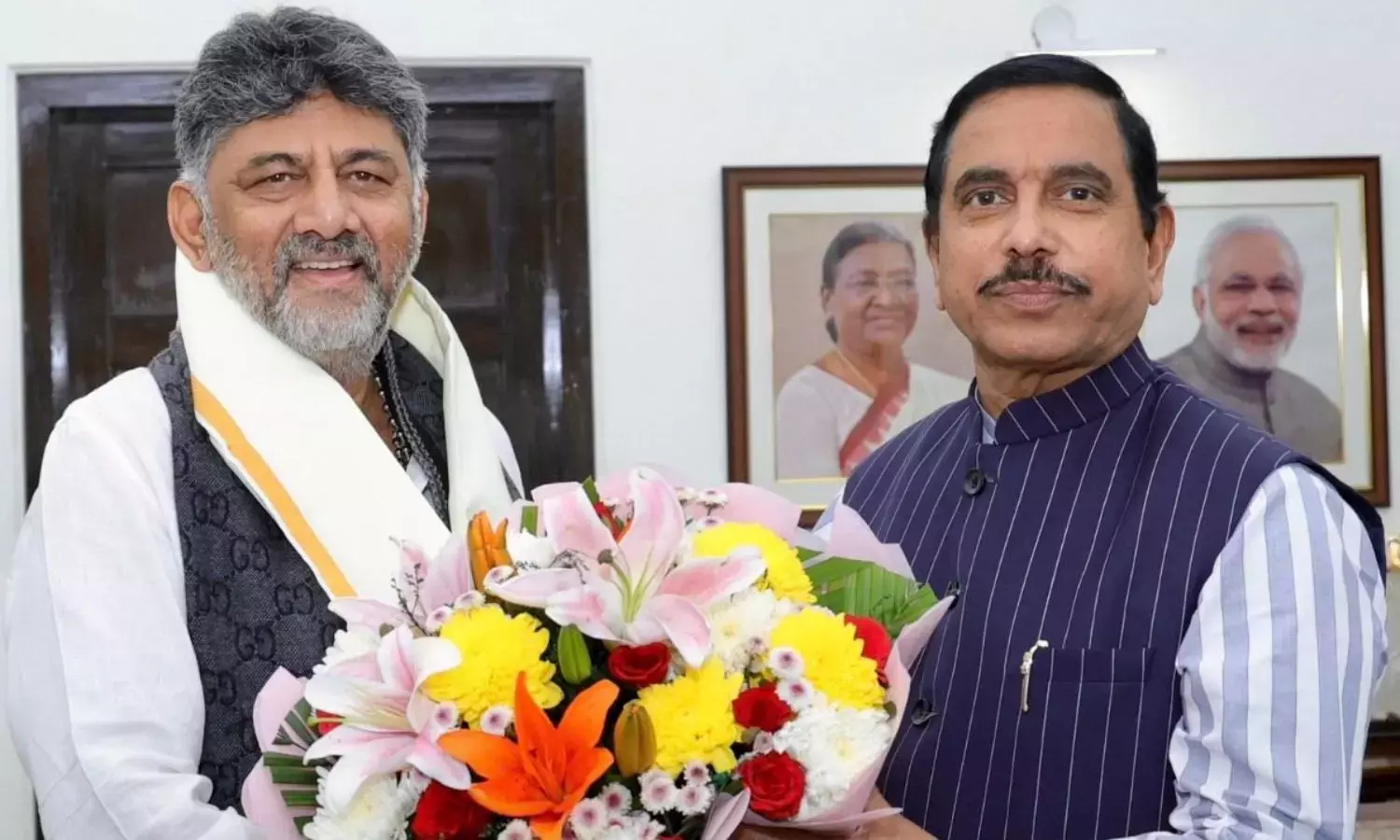 Karnataka: डीके शिवकुमार ने प्रह्लाद जोशी से मुलाकात की और गन्ना किसानों के मुद्दे उठाए Karnataka: डीके शिवकुमार ने प्रह्लाद जोशी से मुलाकात की और गन्ना किसानों के मुद्दे उठाए
