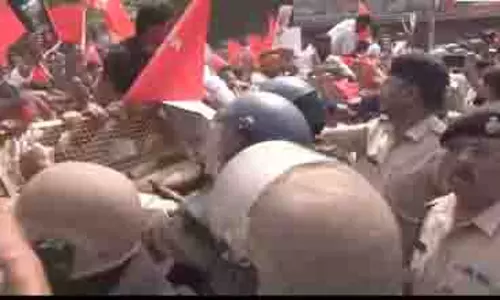 पटना में आईसा के लोक भवन मार्च के दौरान हंगामा, छात्रों ने बैरिकेड तोड़ा