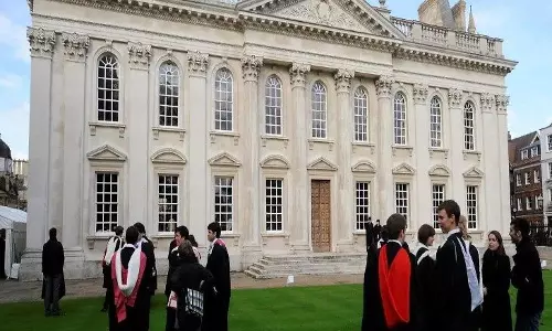 UK यूनिवर्सिटीज की बिगड़ी हालत, छात्र और शिक्षक परेशान